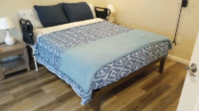 Cute 2-bedroom house. WiFi & handicapped accessible near all Hosp. and colleges.