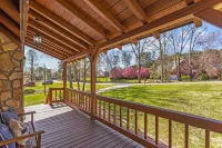 Spacious 5-bedroom 3.5 bath log cabin with amazing Lake views and hot tub!