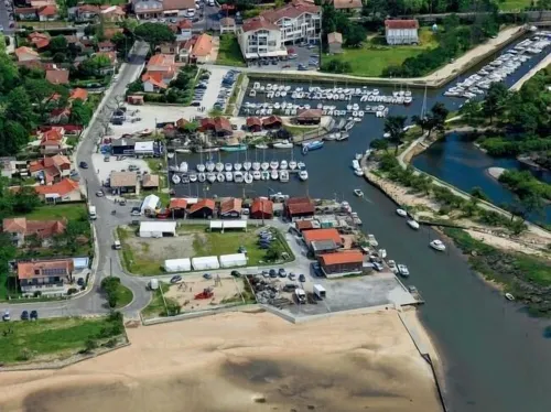 Seafront apartment on the Marina de Cassy Hotels in Lanton