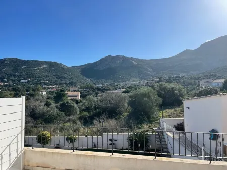 Spacious apartment a stone's throw from the beach and center of Calvi Отели в г. Кальви