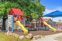 Cozy Zero Step Cabin by Lake. Pvt. Hot Tub. Pool. Fire Pit. Pickleball. Kayaks