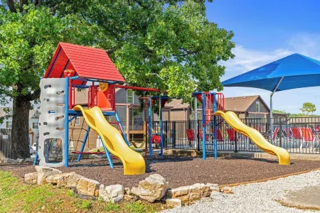 Cozy Zero Step Cabin by Lake. Pvt. Hot Tub. Pool. Fire Pit. Pickleball. Kayaks