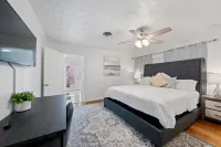 Texas City Palace: 6 beds, Pool-sleeps 12+
