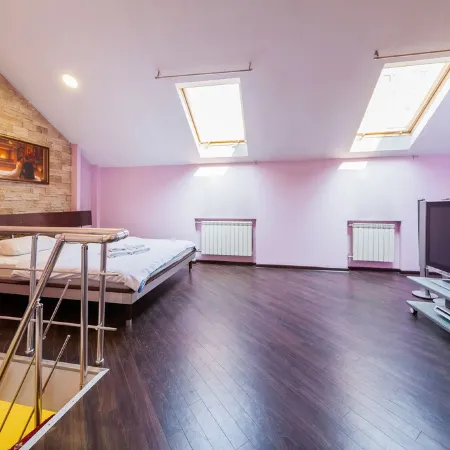 Upscale and newly renovated penthouse. Отели в г. Киев