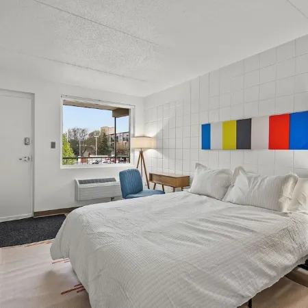 Stay Downtown, Free Gated Parking, Renovated Studio! 524