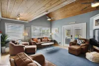 Unique Southend. 5BR. Dipping Pool! Old Tybee Charm at its finest!