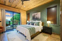 Wonderstruck Luxury Cabin-Best Lake Views/Hike to River/Hot Tub/Playset/Gameroom