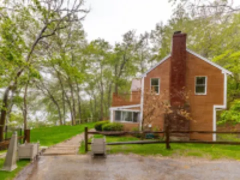 Waterfront Mashpee 5Bed/3Bath house with AC and WiFi w/ Private Beach Hotels in Mashpee