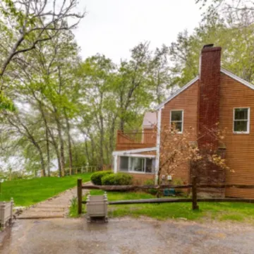 Waterfront Mashpee 5Bed/3Bath house with AC and WiFi w/ Private Beach
