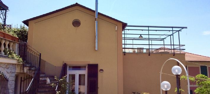 villa surrounded by greenery a few steps from the sea with terrace and garden Hoteles en Chiavari