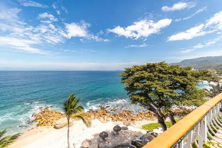 Large 3 bed 3 Bath Penthouse! Ocean front! Spacious outdoor area! Mexican Decor!