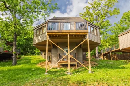 Cheerful 3-Bedroom Villa Sleeps 8 With Public Pool