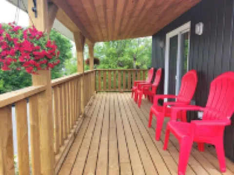 Beautiful, new cottage with stunning views. Prime location in Port Loring
