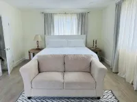 Beautiful modern home with great outdoor spaces and views. 더 그로브 호텔