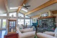 "The WhaleHouse"~ Upscale, 4000 Sq Ft Home For Large Family / 3.8 acres