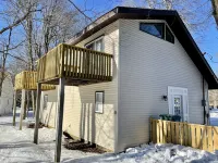 Contemporary, Comfortable, Well Appointed Home with 4-6 person Hot Tub!