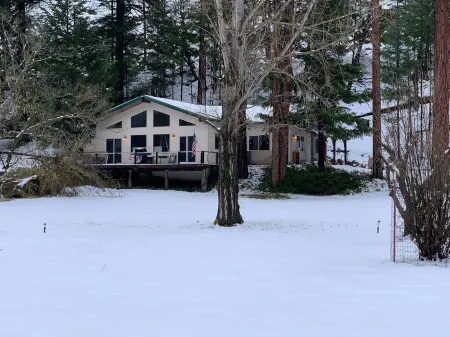 Peaceful & Beautiful Vacation Home- steps away from the river!