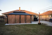 Warm spacious midsize home w/ comfort and fun Hotels in Glendale