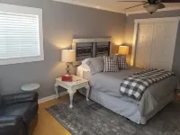 Close to Beach and Tarpon Springs Sponge Docks. Cottage on Spring Bayou Hotels in Tarpon Springs