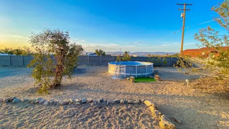 Stylish Desert Retreat - Stunning Views, 3 Min to Joshua Tree Park Отели рядом с достопримечательностью «Национальный парк Десерт Институт эт Джошуа Три»