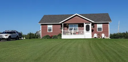 Blooming Beach Suite Retreat. 5 minutes to the beach, close to PEI National Park