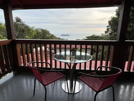 Stunning one bed/bath unit. Breathtaking ocean/jungle views with infinity pool! Отели рядом с достопримечательностью «Manuel Antonio»