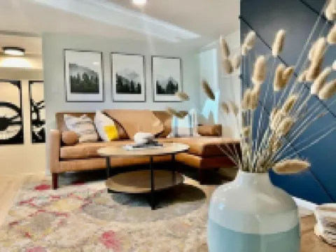 Modern 2 Bed 1 Bath Walking Distance to Downtown