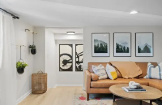 Modern 2 Bed 1 Bath Walking Distance to Downtown