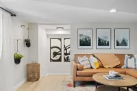 Modern 2 Bed 1 Bath Walking Distance to Downtown