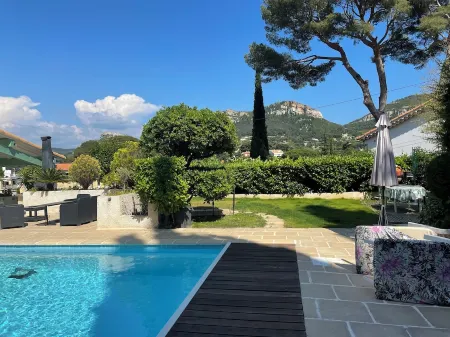 In Villa Beautiful Air-Conditioned Duplex Poolside/Garden 4 Adults+Garage. Отели рядом с достопримечательностью «Route des Crêtes»