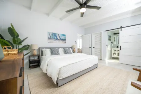 3-Bedroom Skyline Villa Offering the Island's Best Views Отели рядом с достопримечательностью «Парк Магенс Бэй»