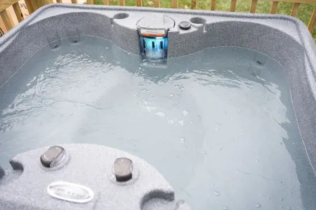 Townhouse mins to UofL & Churchill Downs/hot tub