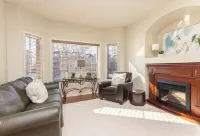 Cozy 3-bedroom townhouse in Red Deer. Family and Business friendly