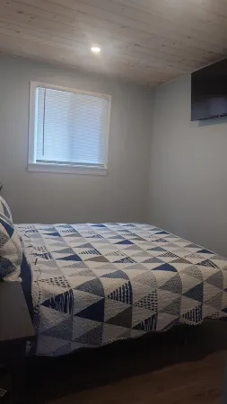 Waterfront Cottage | 3 bedroom | 1 bath | sleeps 6 people with Gourmet Kitchen