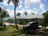 Tequila Sunset-Only Beach Front Home in Oleander Gardens Hoteles cerca de Eleuthera Pineapple Farm Tours