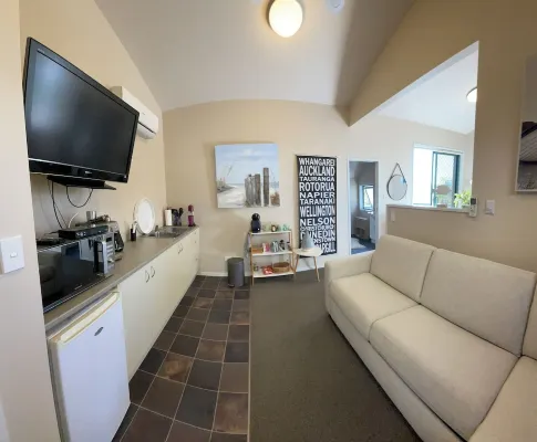 Seaside Studio Apartment with sea view deck Hotels in Ohope