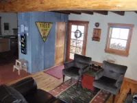 Amazing Rental Nestled in the Wildness But Close to Town