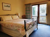 Sunny, cosy, private cottage by the beach