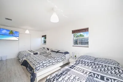 Dior Gorgeous Waterfront Villa, Infinity Pool & Hot Tub, Poker & Cinema rooms