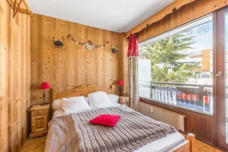 The charm of an alpine chalet, an ideal location for sport and shopping