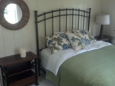 Charming Lake Cottage est 1903! Private and relaxing waterfront, family fun!