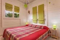 CLIMATISEE traditional wooden house with WIFI, near the beaches โรงแรมใน