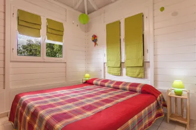 CLIMATISEE traditional wooden house with WIFI, near the beaches โรงแรมใน