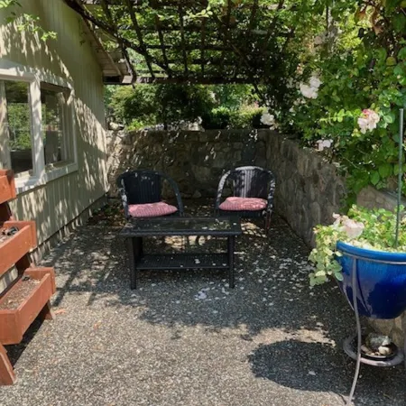 West facing Oceanfront cottage, 1 bedroom ; 4 kms  from Victoria Int. Airport