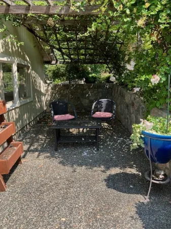 West facing Oceanfront cottage, 1 bedroom ; 4 kms  from Victoria Int. Airport