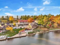 Riverview home. 2 minute walk to the beach in the heart of Wasaga. 와사가비치 호텔