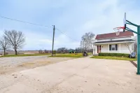 Charming Tonica Farmhouse w/ Private Yard! - Homestays