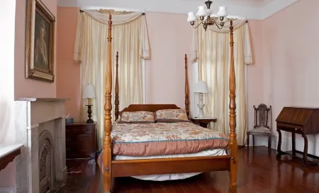 Fairchild House Bed & Breakfast Отели рядом с достопримечательностью «Центр Морального Конвенции Эрнеста Н»