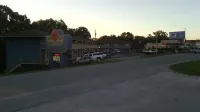 Mountain Country Motor Inn - parking