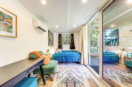 Tropical Pool Oasis on Quarter Acre by Downtown Stuart Отели в г. Стьюарт